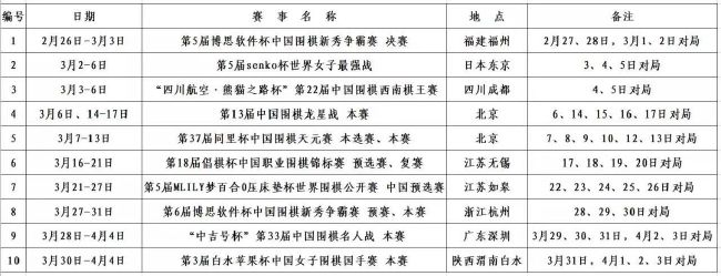 戏中鄂靖文纵然伤痕累累也面带微笑，眼眶中的泪光能看出她的喜悦和激动